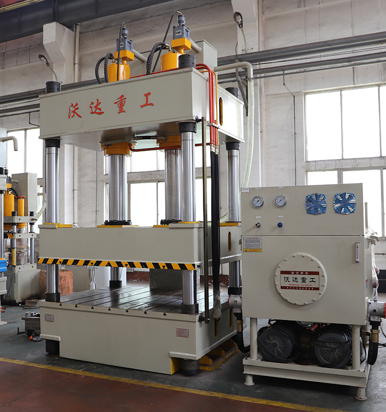 電動車(che)擋風闆(pan)液壓機(ji)實拍圖(tu)