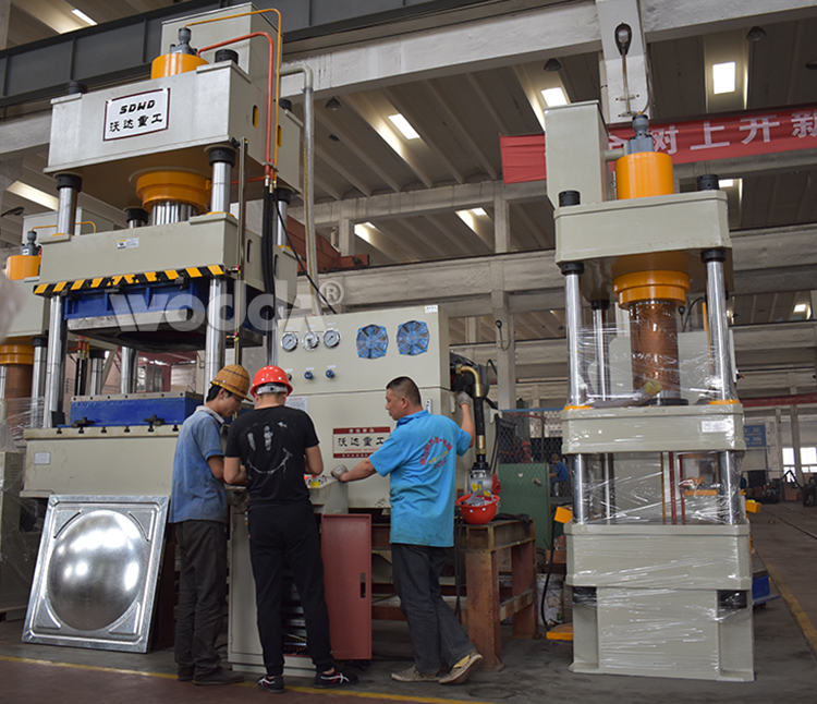 不(bu)鏽鋼水(shui)箱四柱(zhu)拉伸液(ye)壓機