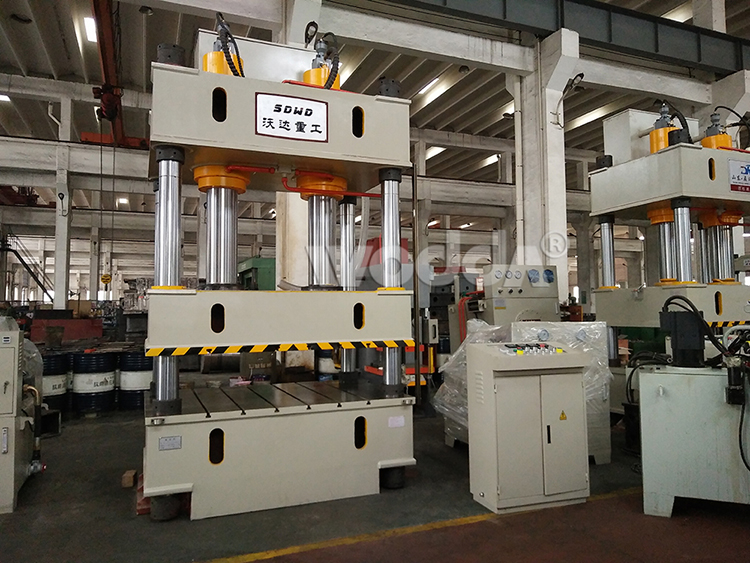 三(san)梁四柱(zhu)液壓機(ji)