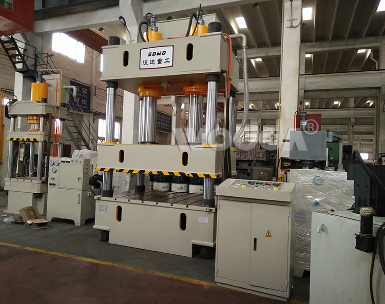 雙缸三(san)梁四柱(zhu)液壓機(ji)