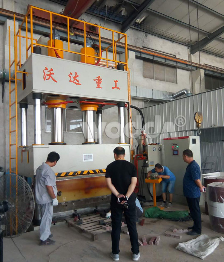 1200噸(dun)四柱(zhu)液壓(ya)機