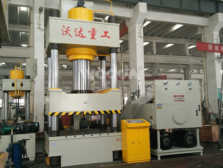 800T三梁(liang)四柱(zhu)液壓(ya)機