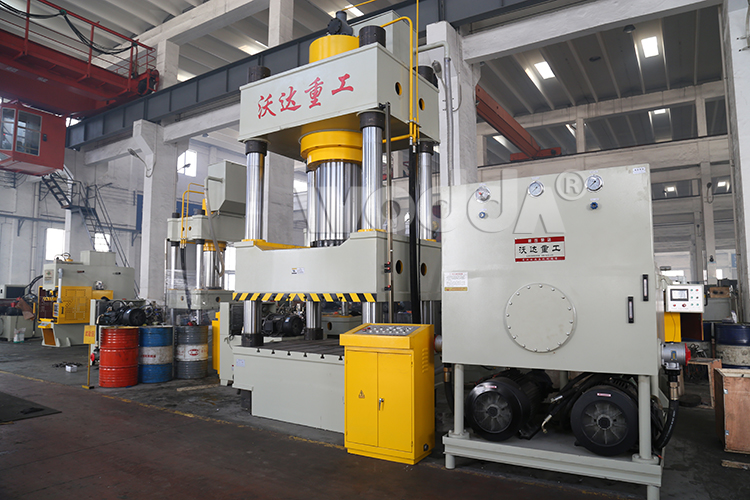 三梁(liang)四柱(zhu)液壓(ya)機