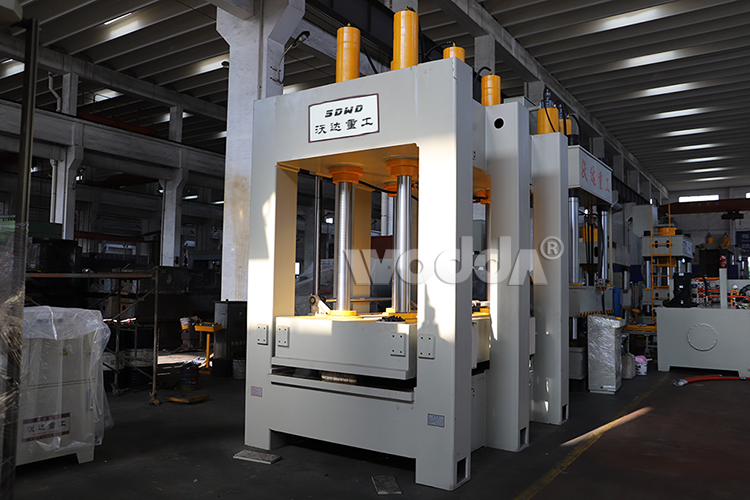 龍門框(kuang)架式液壓(ya)機