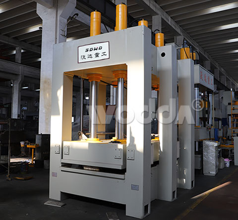 400T龍門框(kuang)架式液(ye)壓機