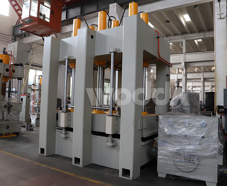 龍門框(kuang)架式液壓(ya)機