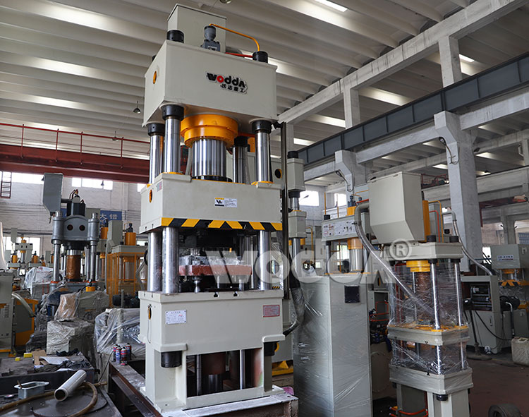 四梁(liang)四柱(zhu)液壓(ya)機