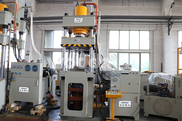 250T四柱(zhu)液壓機帶(dai)液壓墊