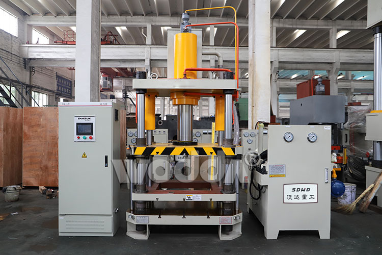 100T四梁(liang)四柱(zhu)液壓(ya)機