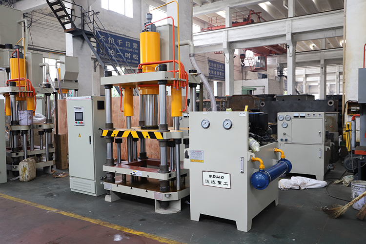 100T四梁(liang)四柱(zhu)液壓(ya)機