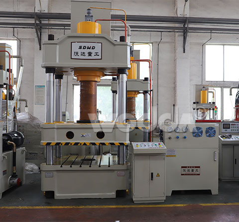 315T四(si)柱三梁液(ye)壓機