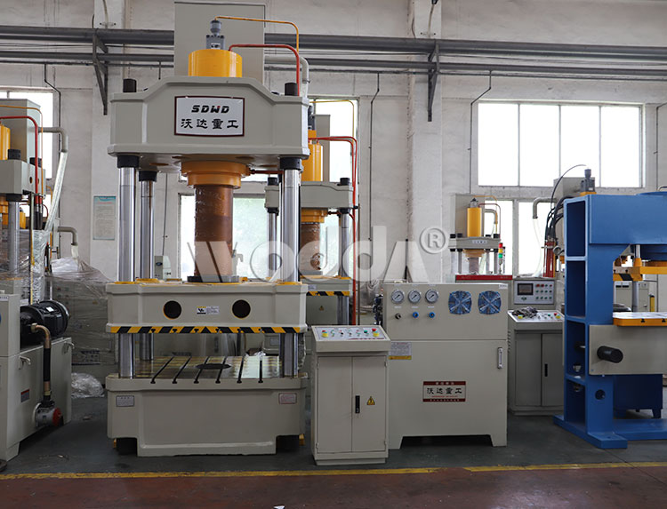 三(san)梁四柱(zhu)單杠液(ye)壓機