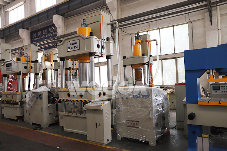 三(san)梁四柱(zhu)液壓機(ji)