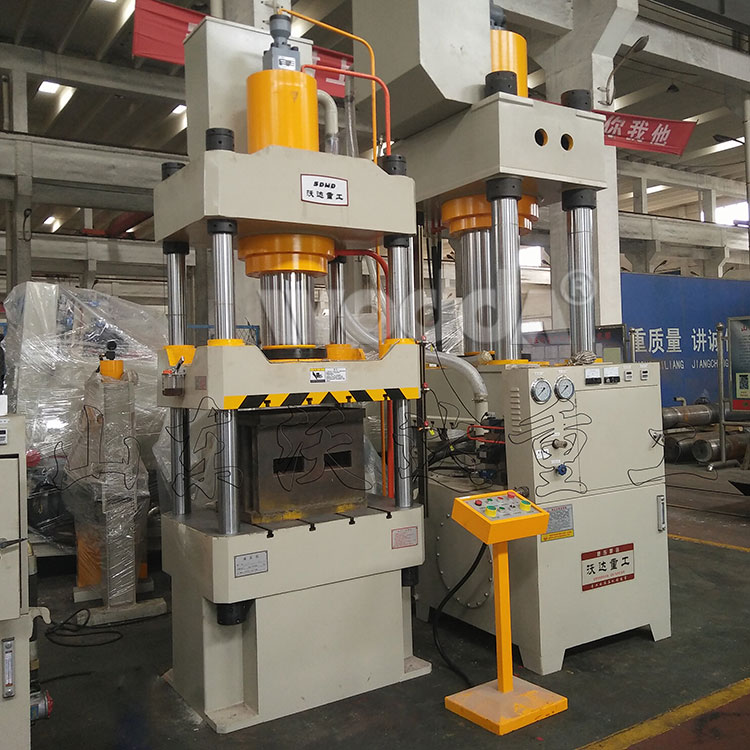 四(si)柱液(ye)壓機(ji)