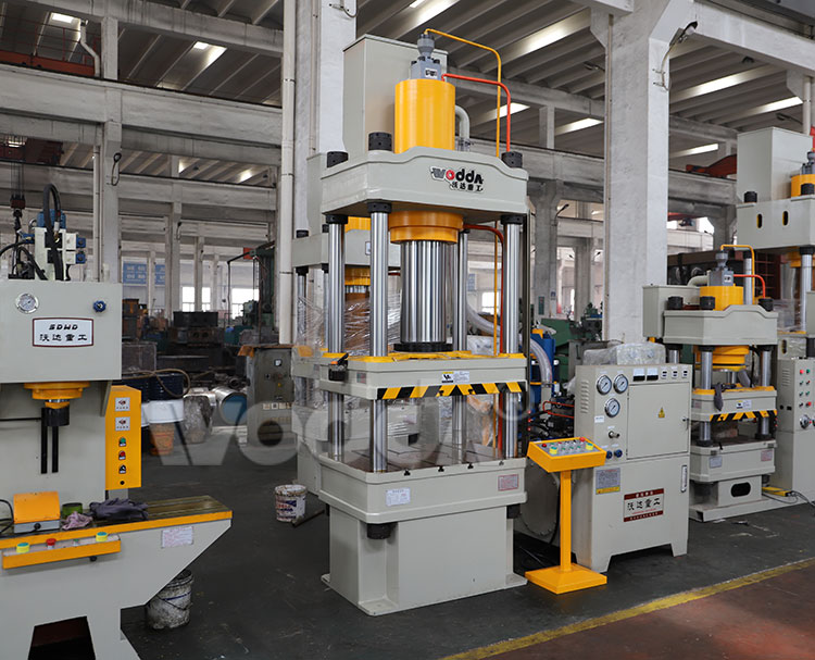 三梁(liang)四柱液(ye)壓機