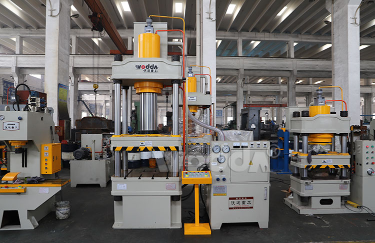 200噸(dun)四柱液(ye)壓機