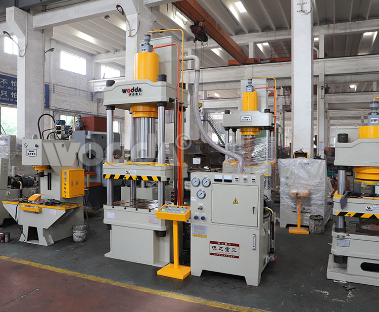 四(si)柱三梁(liang)液壓機(ji)參數