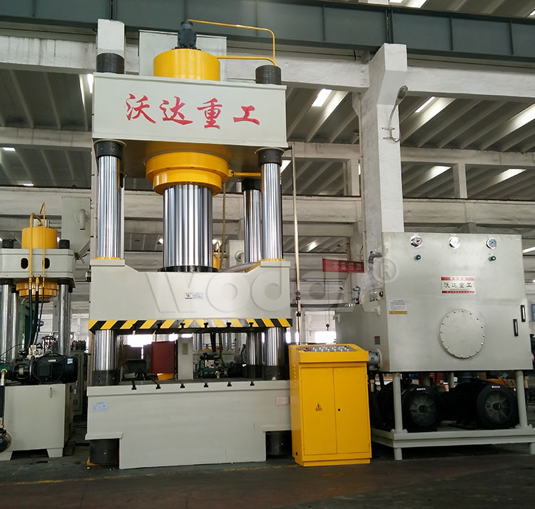 四柱(zhu)三梁液(ye)壓機