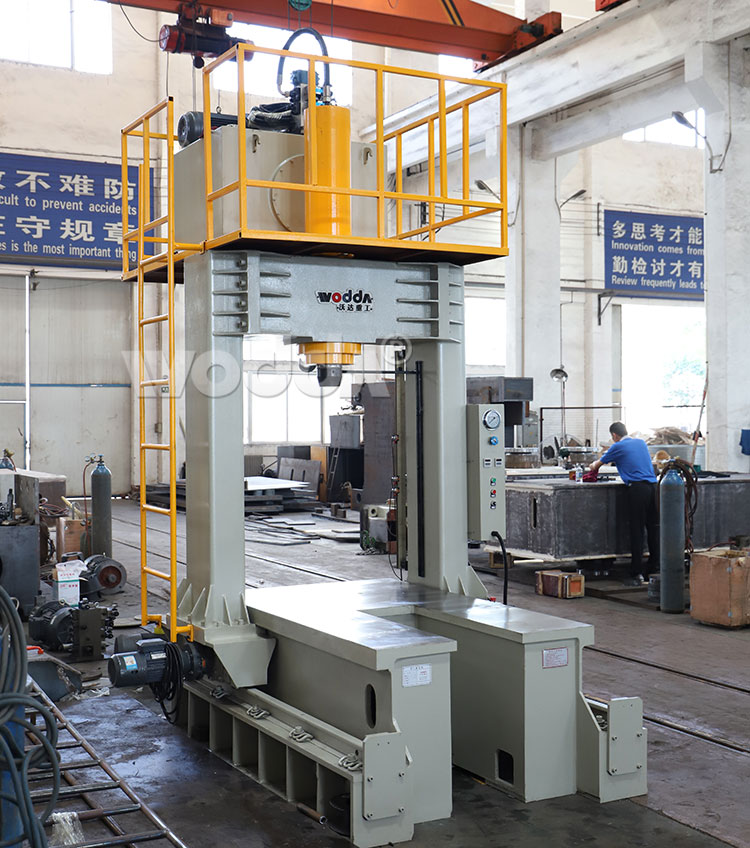 小型(xing)龍門(men)液壓(ya)機