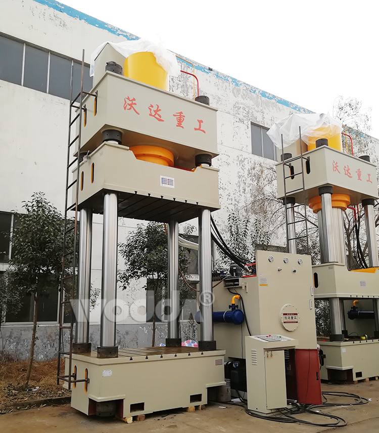 1500噸三梁(liang)四柱液(ye)壓機 1500噸三(san)梁四柱(zhu)液壓機(ji)