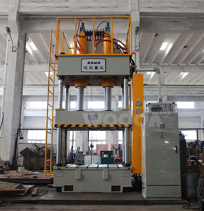 500噸(dun)四柱(zhu)三梁(liang)液壓(ya)機實(shi)景拍(pai)攝