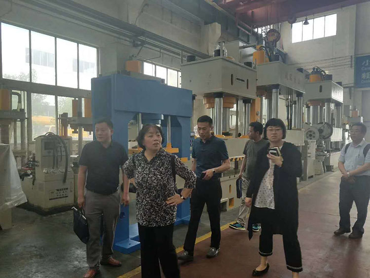 中國機(ji)床工業(ye)聯合會(hui)李冬茹(ru)副秘書(shu)長來沃(wo)達重工(gong)考察