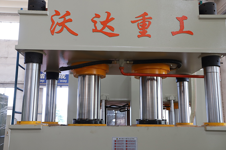 四(si)柱液壓(ya)機細節(jie)