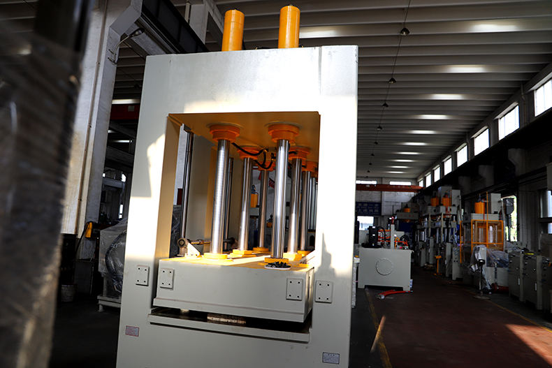 建築(zhu)隔溫新(xin)型材料(liao)成型機(ji)