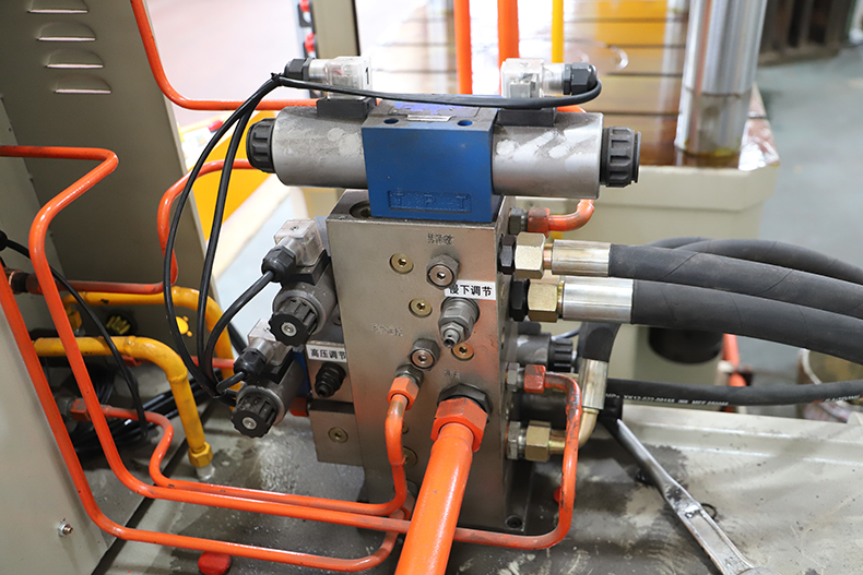 密胺(an)餐具熱(re)壓成型(xing)液壓機(ji)