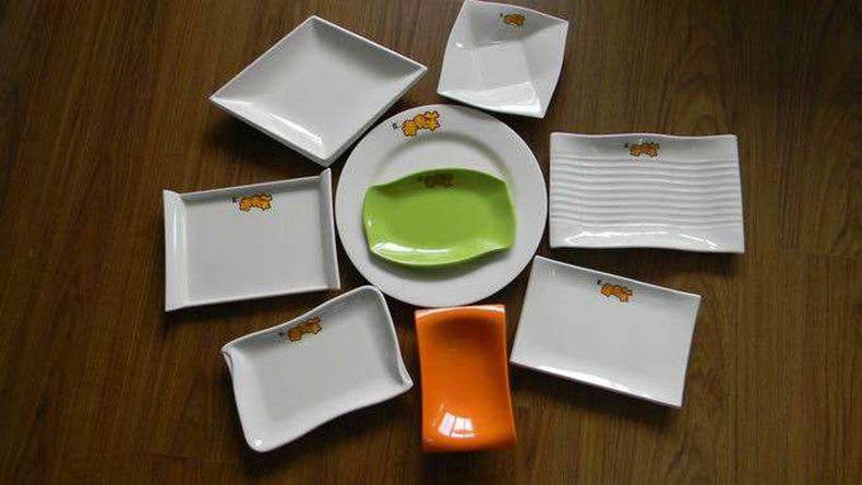 密胺(an)餐具熱(re)壓成型(xing)液壓機(ji)