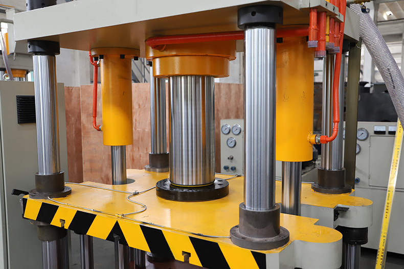 四柱(zhu)三梁液壓(ya)機立柱