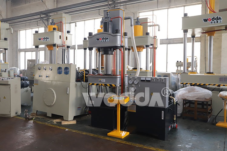 200T三(san)梁四(si)柱液(ye)壓機(ji)