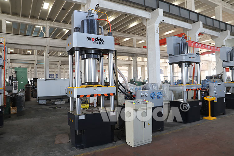 315噸三(san)梁四柱液(ye)壓機