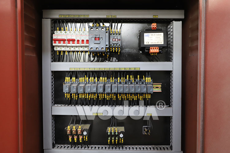 315噸三(san)梁四柱液(ye)壓機