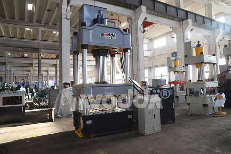 315t三(san)梁四柱液(ye)壓機