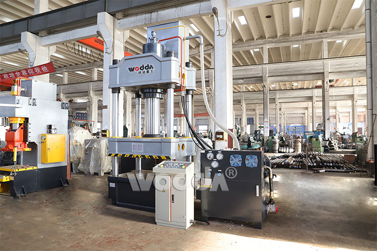 315t三梁(liang)四柱液壓(ya)機