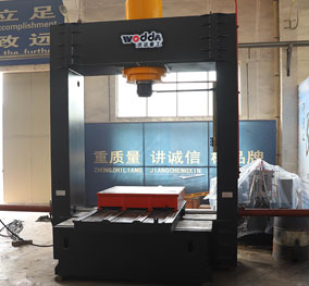 400噸(dun)龍門(men)液壓(ya)機