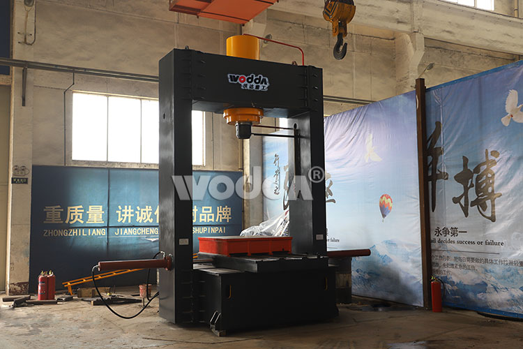 400噸龍(long)門液壓機(ji)生産廠家(jia)