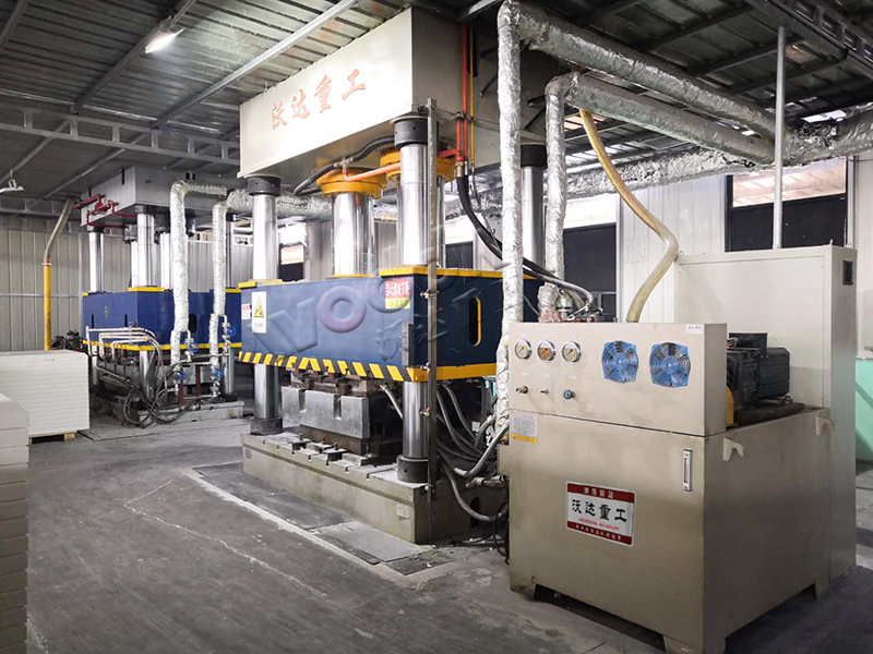 800噸玻(bo)璃鋼水箱(xiang)闆液壓機(ji)