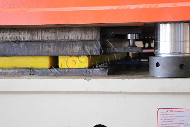 鋼木門(men)壓花機