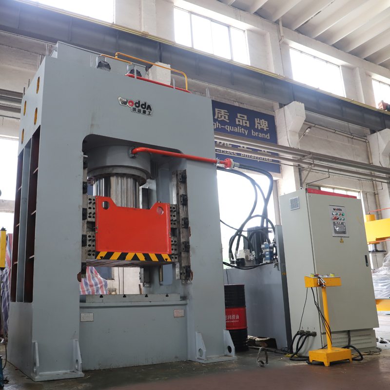 礦用(yong)W型鋼帶沖(chong)壓成型液(ye)壓機