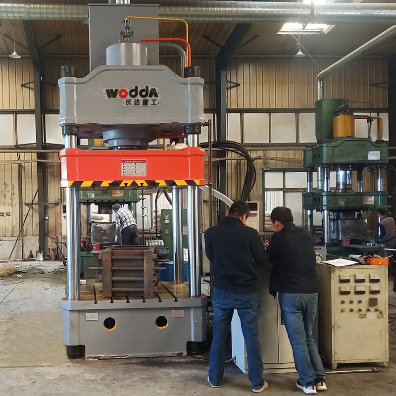 315噸國标三(san)梁四柱液(ye)壓機