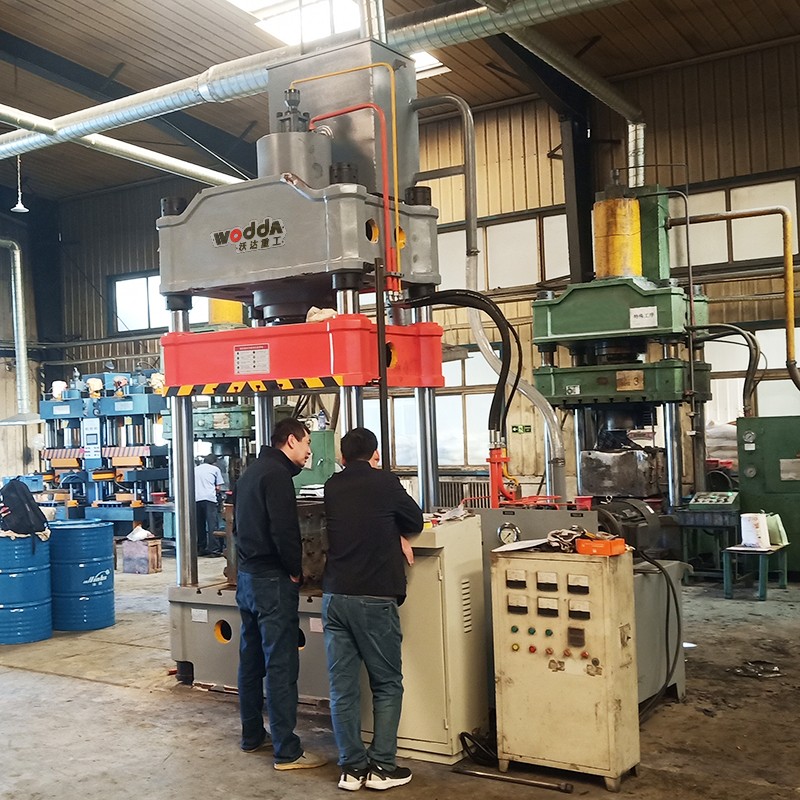 315噸國(guo)标三梁四(si)柱液壓機(ji)