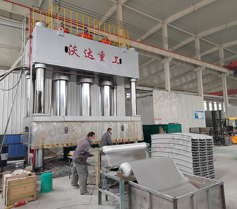 2000噸SMC玻(bo)璃鋼電(dian)纜橋架(jia)成型液(ye)壓機