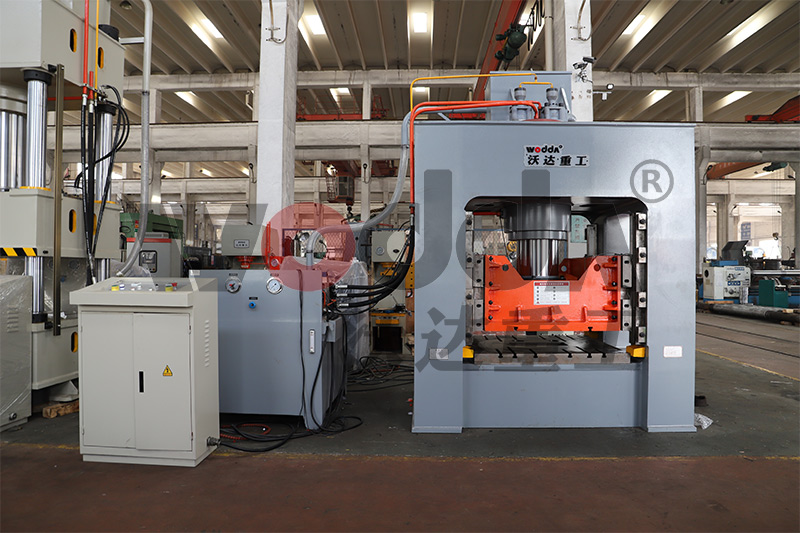 315噸框(kuang)架液壓(ya)機