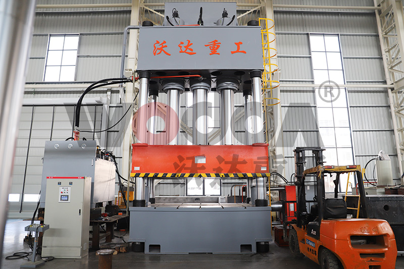 玻(bo)璃鋼汽(qi)車防撞(zhuang)梁模壓(ya)液壓機(ji)