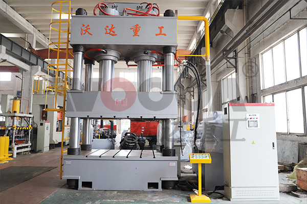 三梁四柱(zhu)液壓機價(jia)格