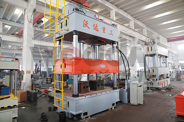 三梁(liang)四柱液壓(ya)機價格