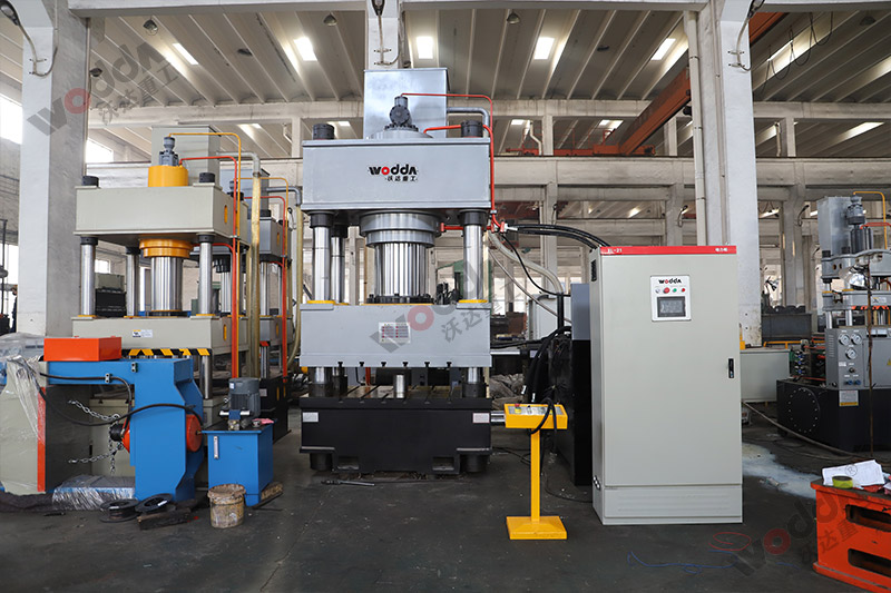 630噸(dun)三梁(liang)四柱(zhu)液壓(ya)機