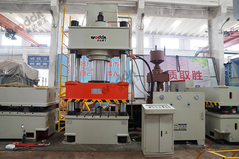 630噸(dun)三梁(liang)四柱(zhu)液壓(ya)機